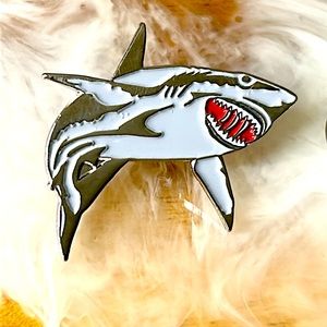 🖤NEW💕 SHARK 🦈 Lapel pin